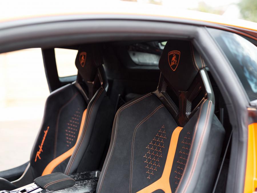 Детали интерьера Lamborghini Huracan Performante (LB724) 2017 года  (UK) (фото 3 из 24)